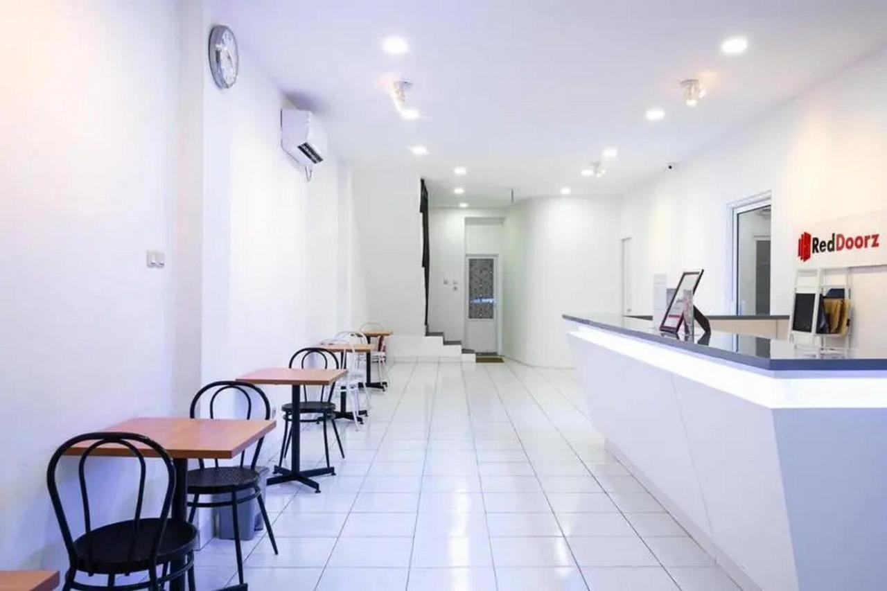 ג'קרטה Reddoorz Hostel Near Taman Puring מראה חיצוני תמונה