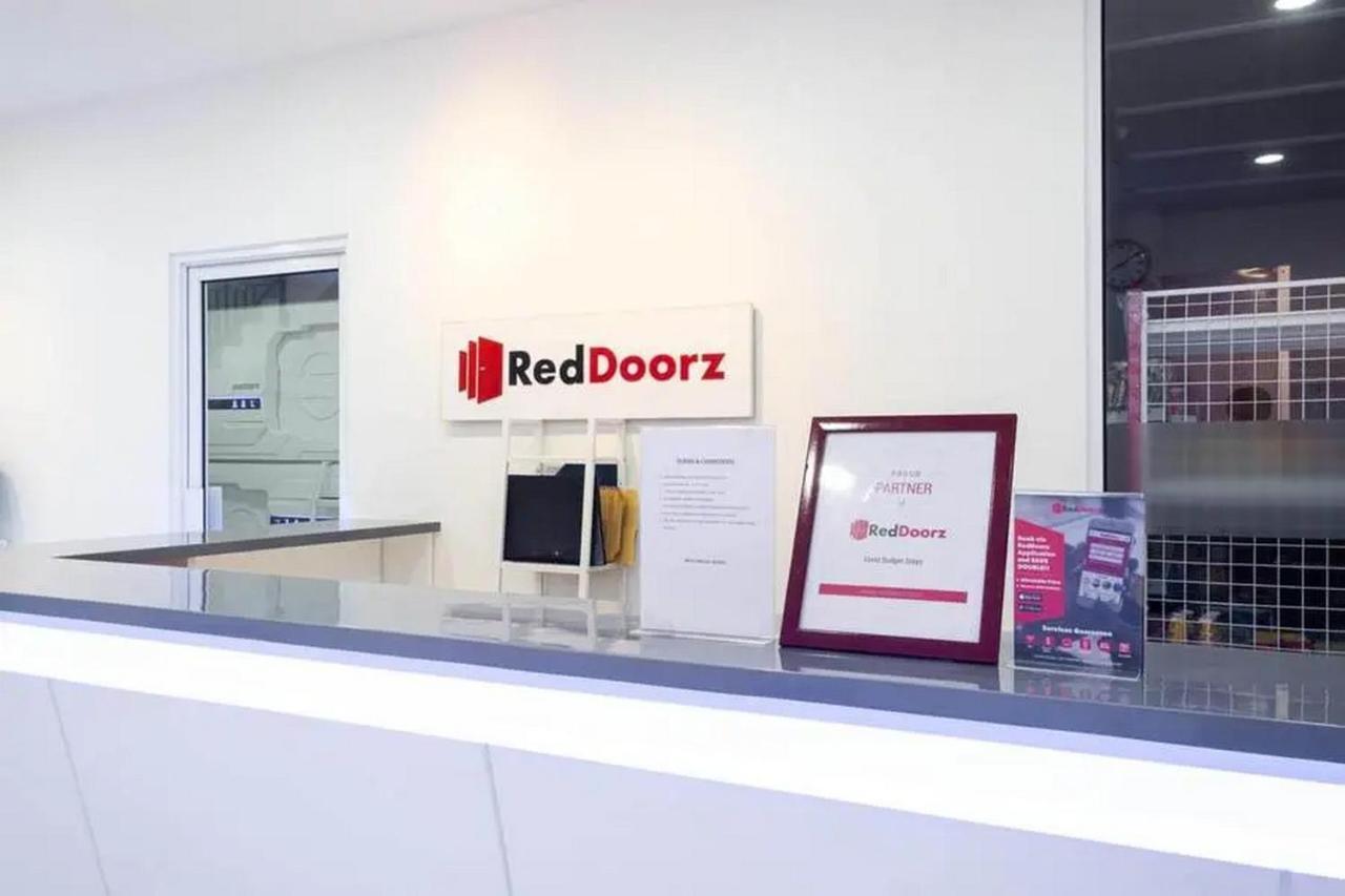 ג'קרטה Reddoorz Hostel Near Taman Puring מראה חיצוני תמונה