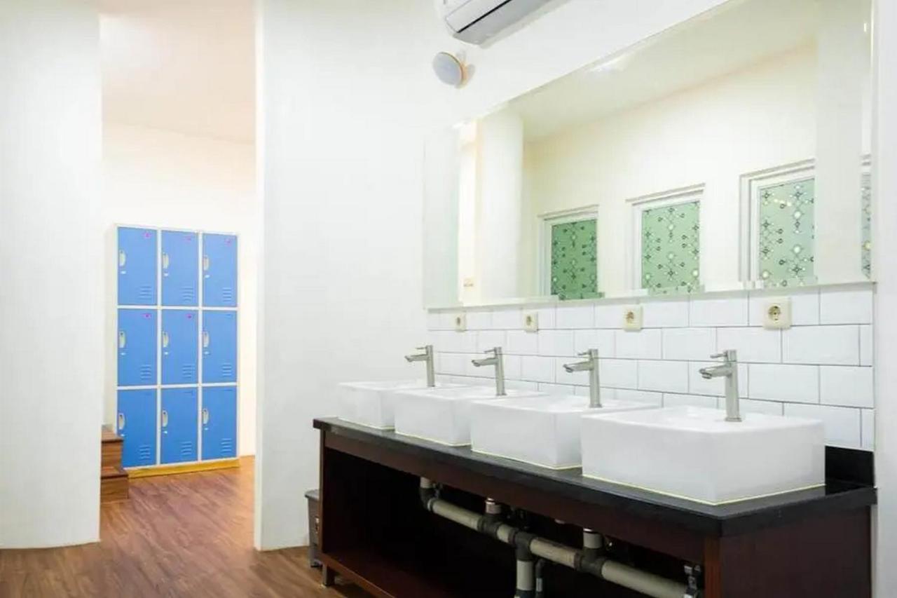 ג'קרטה Reddoorz Hostel Near Taman Puring מראה חיצוני תמונה