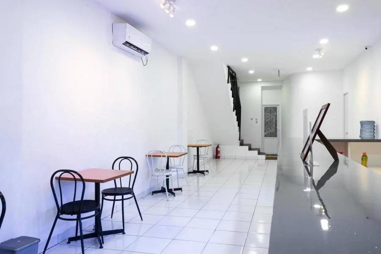 ג'קרטה Reddoorz Hostel Near Taman Puring מראה חיצוני תמונה